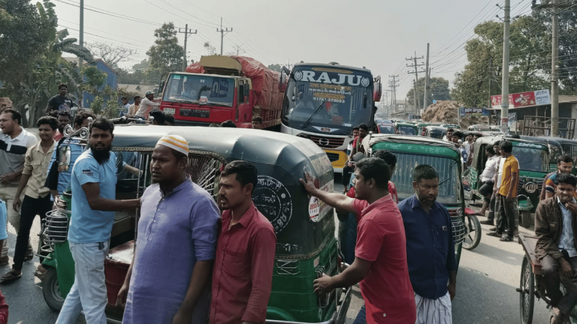 চাঁদা বন্ধের দাবীতে ঢাকা-ময়মনসিংহ মহাসড়ক অবরোধ