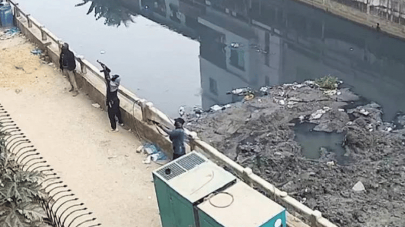 কোটি টাকা ‘চাঁদা না পেয়ে’ ব্যবসায়ীর বাসা লক্ষ্য করে মুখোশধারী সন্ত্রাসীদের গুলি