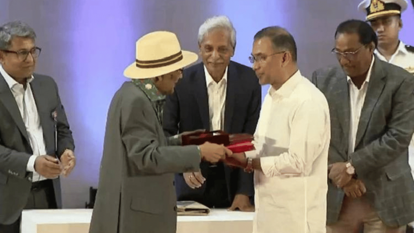 একুশে পদক গ্রহণ করলেন ৯ বিশিষ্ট ব্যক্তি ও ব্যান্ড ওয়ারফেজ