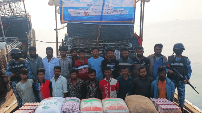 মায়ানমারে পাচারকালে নিত্য প্রয়োজনীয় পণ্যসহ ১৯ পাচারকারী আটক