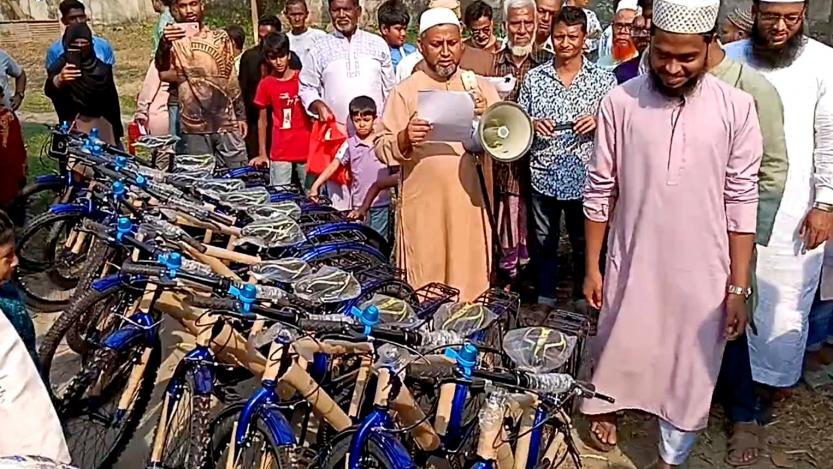 ৪০ দিন টানা জামায়াতে নামাজ আদায় করায় শিশুদের বাইসাইকেল ও নগদ অর্থ উপহার-1
