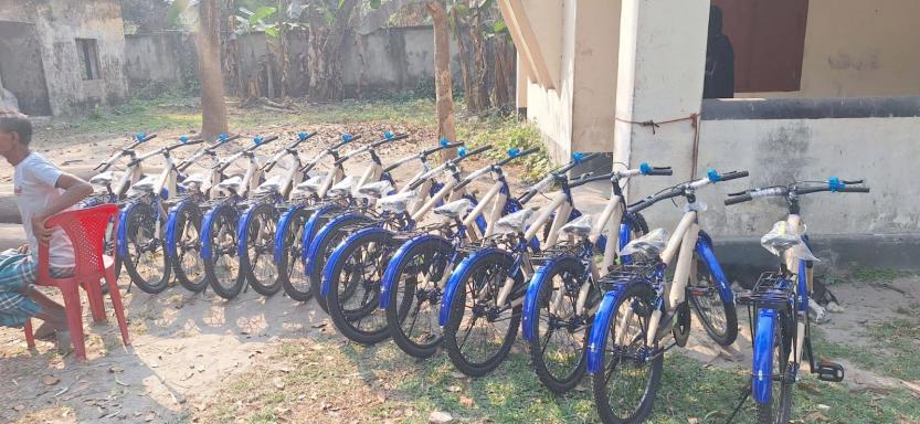 ৪০ দিন টানা জামায়াতে নামাজ আদায় করায় শিশুদের বাইসাইকেল ও নগদ অর্থ উপহার-2