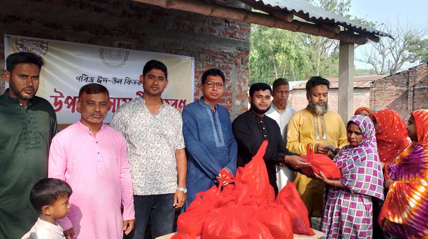 জয়পুরহাটে দিশারী ফাউন্ডেশন উদ্যোগে গরীব অসহায় দুস্থদের মাঝে ঈদ উপহার সামগ্রী বিতরণ