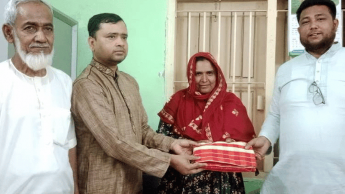 প্রধানমন্ত্রীর ত্রাণ তহবিলের শাড়ি পেলেন ইউনিয়ন মহিলা দলের সভাপতি