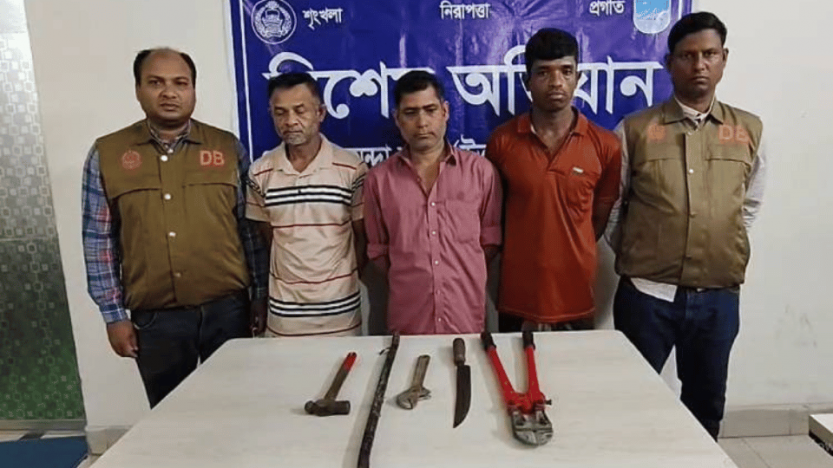 ধামরাইয়ে ডাকাতির প্রস্তুতিকালে দেশীয় অস্ত্রসহ ৩ ডাকাত গ্রেফতার