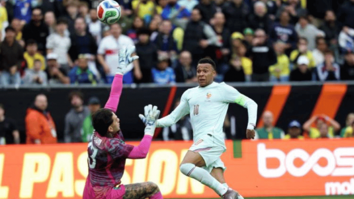 দারুণ লড়াইয়ে ব্রাজিলকে হারাল ১০ জনের ফ্রান্স