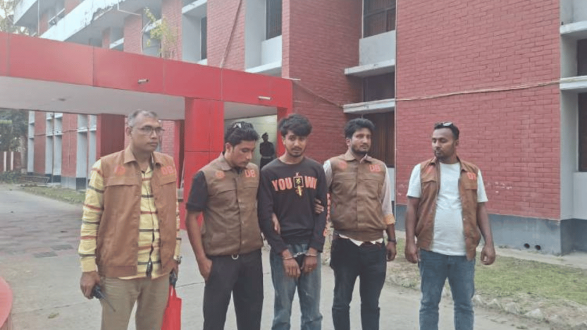 চুক্তিতে অস্ত্র পাচারকালে বিদেশি পিস্তল-গুলি ও ম্যাগজিনসহ যুবক গ্রেফতার