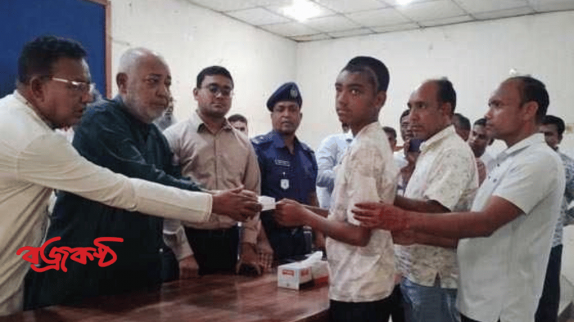 দৌলতপুরে ক্যান্সার ও কিডনি রোগীদের মাঝে প্রধানমন্ত্রীর অনুদানের ১০ লক্ষ টাকার চেক বিতরণ