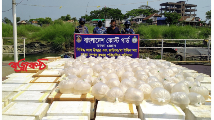 মুন্সিগঞ্জে ৬ কোটি টাকার অবৈধ চিংড়ি রেণু জব্দ করেছে কোস্টগার্ড