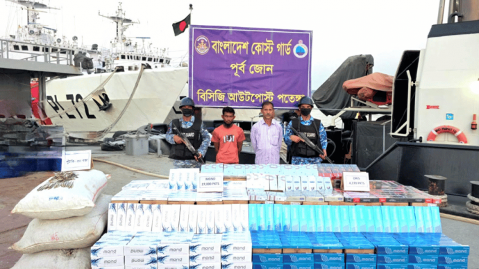 চট্টগ্রামে শুল্ক-কর ফাঁকি দিয়ে আসা সিগারেট ও কার্গো বোটসহ আটক ২