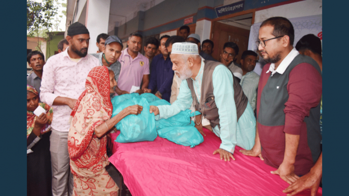 দৈনিক উত্তর কোণ পরিবারের আয়োজনে গাবতলীতে দুস্থদের মাঝে ঈদ সামগ্রী