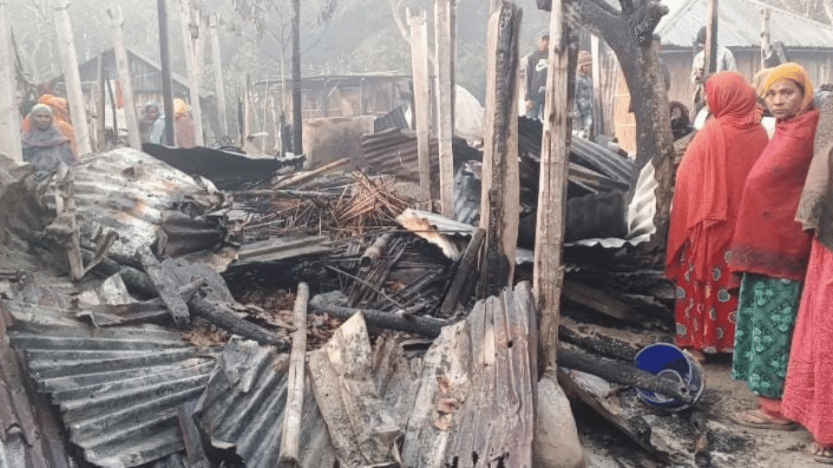দৌলতপুরে বদ্যৈুতকি র্শট-র্সাকটিে কৃষকরে বসতবাড়ি পুড়ে ছাই