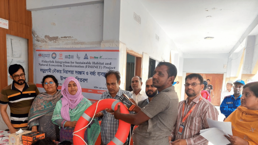 মোংলায় সমুদ্রগামী জেলেদের নিরাপত্তা সরঞ্জাম দিলো উন্নয়ন সংস্থা উত্তরণ