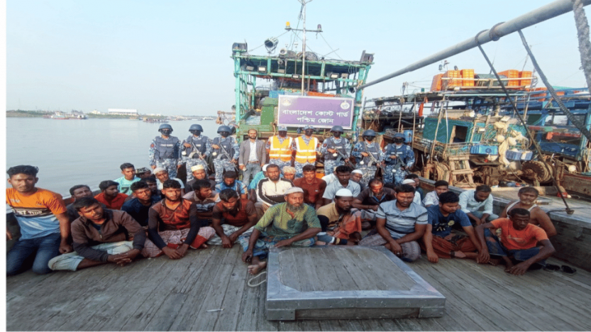 বঙ্গোপসাগরে অবৈধ ট্রলিং বোট  জাল ও মাছসহ ৩৭ জেলে আটক