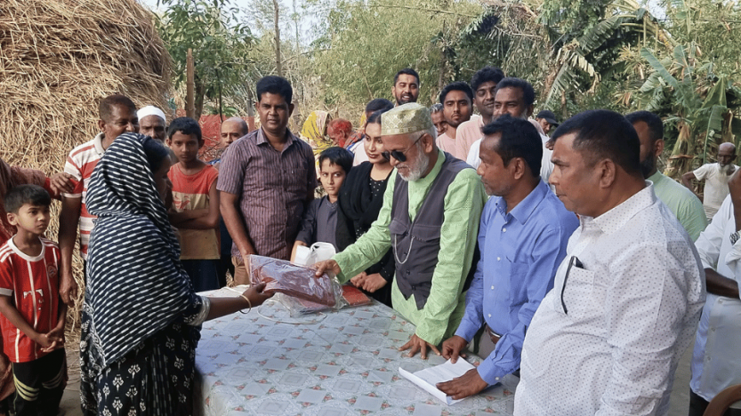 গাবতলীর সর্ধনকুটি গ্রামে ঘুর্ণিঝড়ে ক্ষতিগ্রস্থ বাড়ী-ঘর পরিদর্শন ও ক্ষতিগ্রস্থ পরিবারের মাঝে বস্ত্র ও নগদ আর্থিক সহায়তা প্রদান করলেন সাবেক এমপি লালু