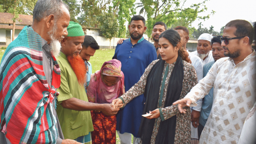 ঈদ উল ফিতর উপলক্ষে দৈনিক উত্তর কোণ এর পক্ষে শাজাহানপুরে দুঃস্হদের মাঝে ঈদ সামগ্রী ও নগদঅর্থ বিতরণ করলেন সাবেক এমপি লালু