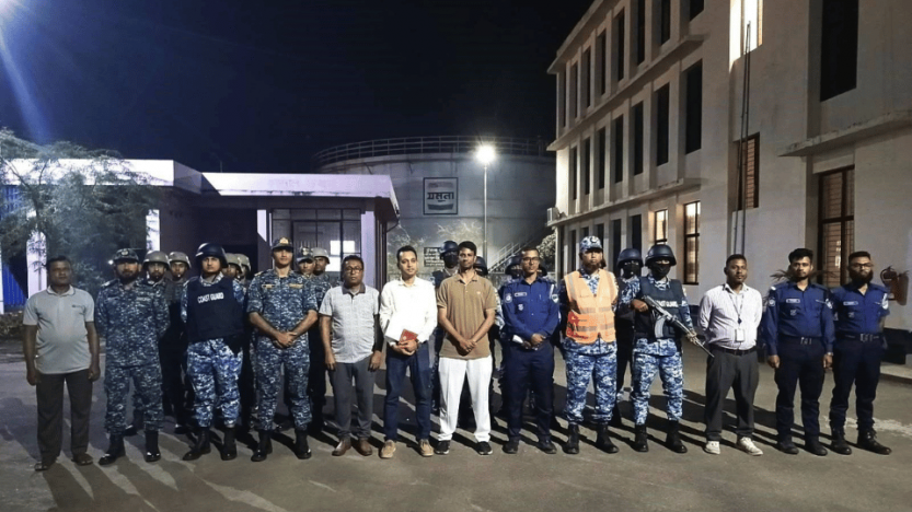 মোংলায় কোস্টগার্ডের নেতৃত্বে যৌথ অভিযানে  ১২ হাজার ৬১৩ লিটার জ্বালানি তেল জব্দ