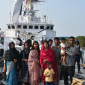 মোংলায় কোস্টগার্ডের যুদ্ধজাহাজ “কামরুজ্জামান” ঘুরে দেখলেন দর্শনার্থীরা
