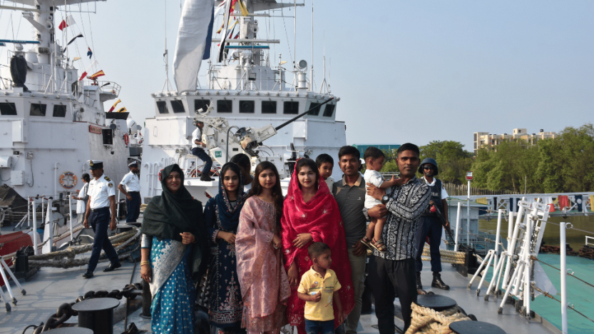 মোংলায় কোস্টগার্ডের যুদ্ধজাহাজ “কামরুজ্জামান” ঘুরে দেখলেন দর্শনার্থীরা