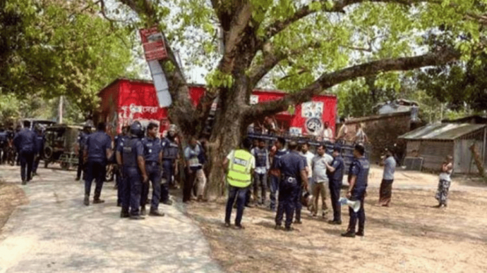 চাঁপাইনবাবগঞ্জে শালিস বৈঠক ঘিরে সংঘর্ষ, ককটেল বিস্ফোরণ ও অগ্নিসংযোগ