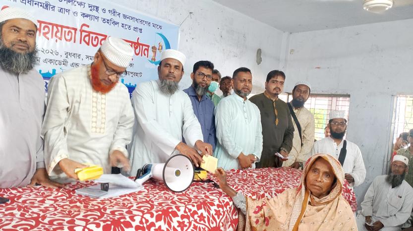 জয়পুরহাটে প্রধানমন্ত্রীর ত্রাণ ও কল্যাণ তহবিলের মানবিক সহায়তা বিতরণ করেন