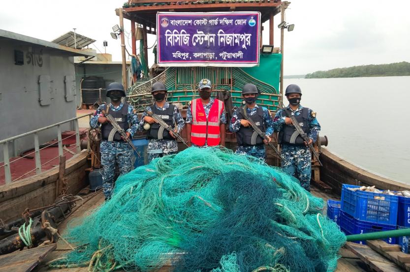 মহিপুরে বেহুন্দী জাল ও সামুদ্রিক  মাছসহ ট্রলিং বোট জব্দ