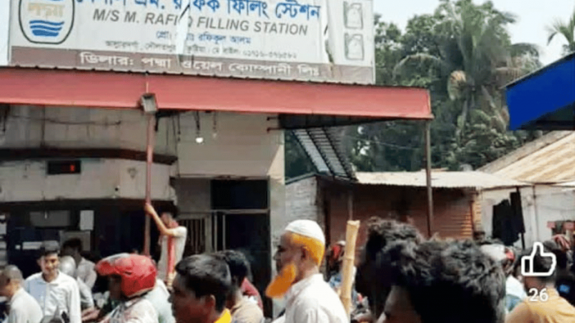 দৌলতপুর আল্লারদর্গায় রফিক ফিলিং স্টেশনে নিতে গিয়ে গ্রাহকদের চরম ভোগান্তি