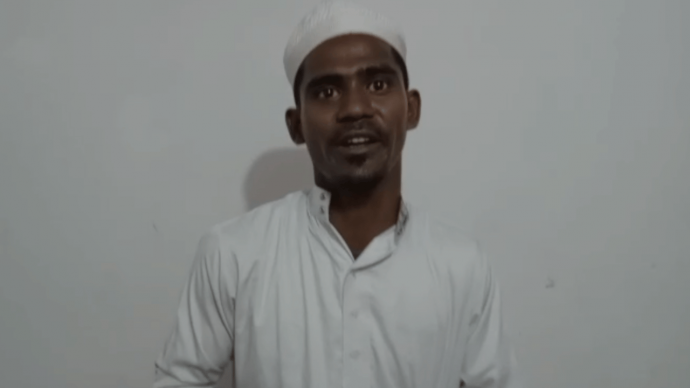 বিশেষ করে মহিলারা ছাত্র বেশি লেবাসধারী ভন্ড প্রতারককে চিনে রাখুন।