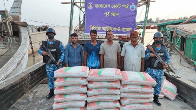 মায়ানমারে পাচারকালে সিমেন্টসহ  চারজনকে আটক করেছে কোস্টগার্ড