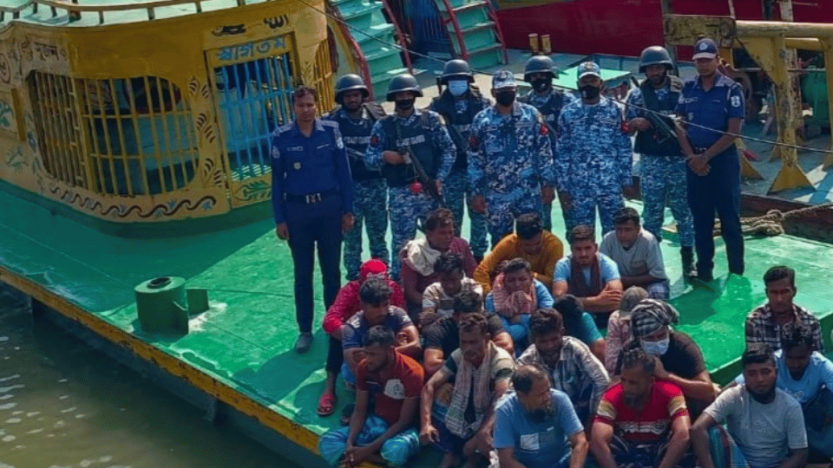 মানিকগঞ্জে অবৈধভাবে বালু উত্তোলনকালে  ড্রেজার ও বাল্কহেডসহ আটক ২০