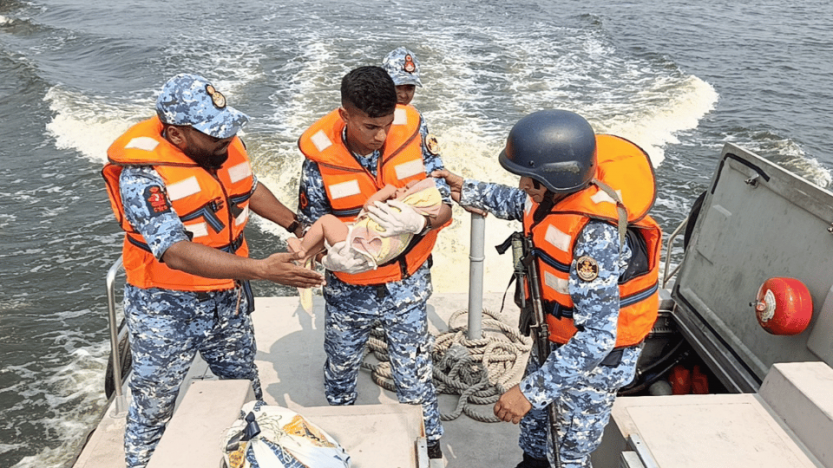 মুন্সিগঞ্জে যাত্রীবাহী লঞ্চে মুমূর্ষু শিশুকে চিকিৎসা সহায়তা দিলো কোস্টগার্ড