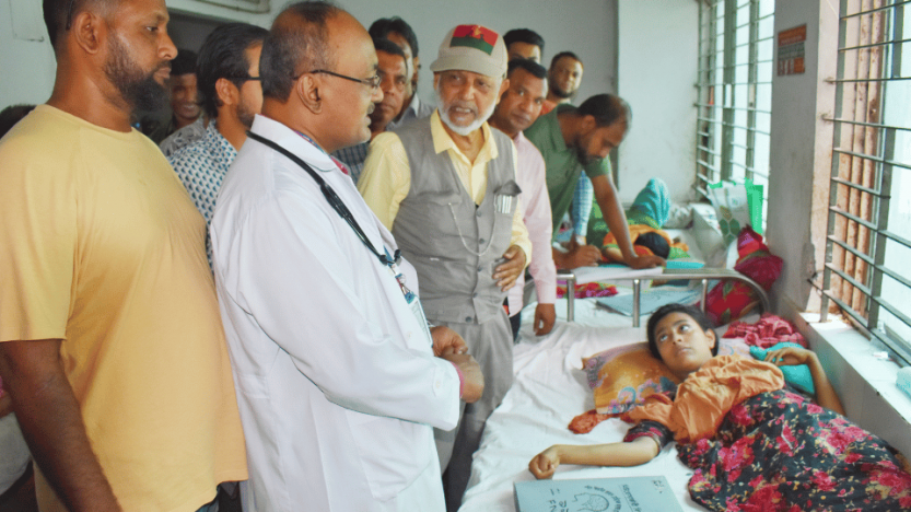 বগুড়ায় অসুস্থ অসহায় রোগীদের দেখতে হাসপাতালে সাবেক এমপি লালু