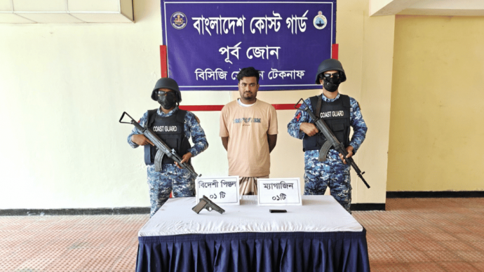 টেকনাফে কোস্টগার্ডের অভিযানে বিদেশি পিস্তলসহ মানবপাচারকারী আটক