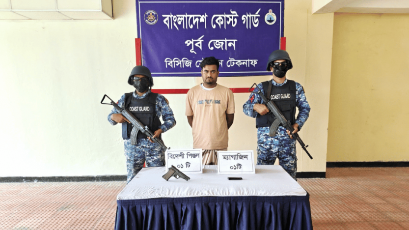 টেকনাফে কোস্টগার্ডের অভিযানে বিদেশি পিস্তলসহ মানবপাচারকারী আটক