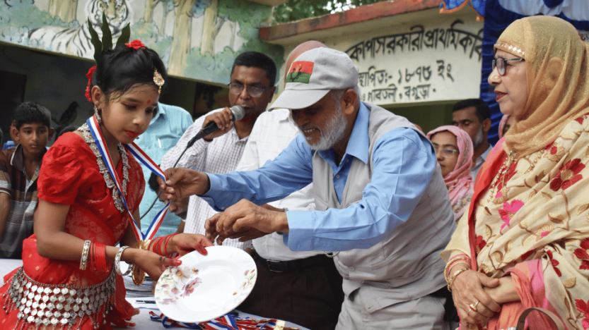 গাবতলীতে বিজয়ীদের মাঝে জাতীয় প্রাথমিক শিক্ষা পদক বিতরণ করলেন সাবেক এমপি লালু