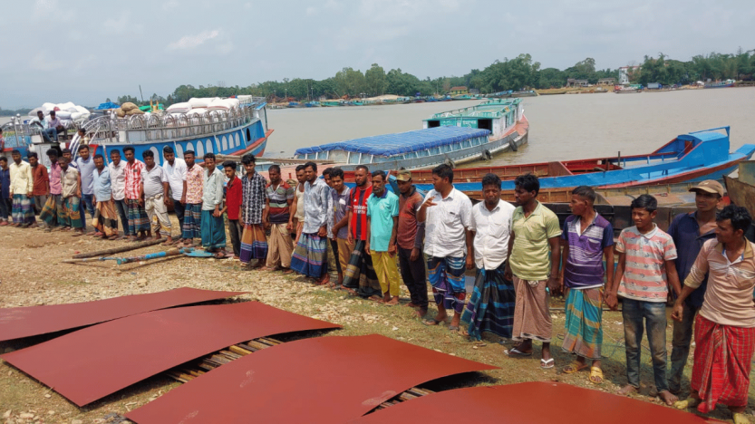 যাদুকাটা নদীতে ড্রেজার মেশিন দ্বারা বালি উত্তোলনের প্রতিবাদে মানববন্ধন